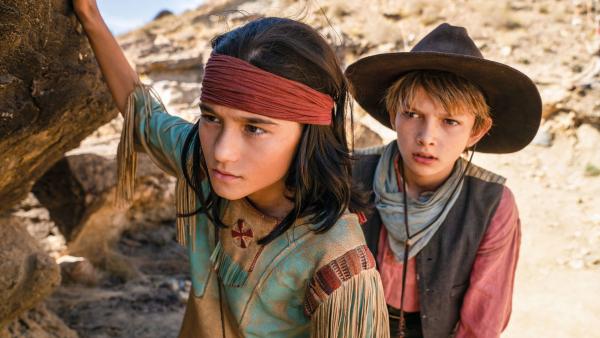 Bild 1 von 4: Der 12-jährige Häuptlingssohn Winnetou (Mika Ullritz) und der gleichaltrige Tom Silver (Milo Haaf) müssen ein gefährliches Abenteuer im Wilden Westen bestehen..