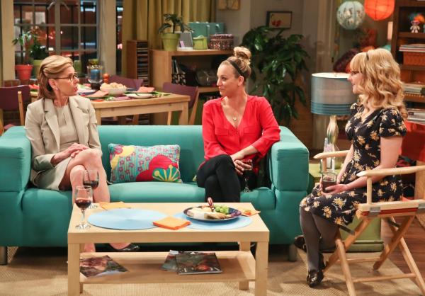 Bild 1 von 11: Als Leonards Mutter Beverly (Christine Baranski, l.) zu Besuch kommt, will Bernadette (Melissa Rauch, r.) Penny dabei helfen, Beverly zu beeindrucken. Doch das funktioniert nicht annähernd so gut, wie erhofft ...