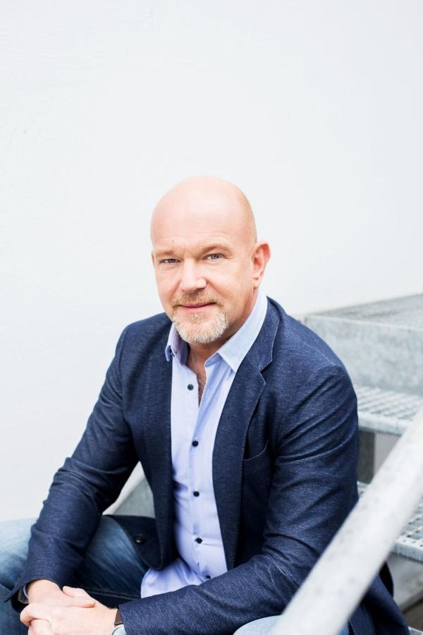 Bild 1 von 7: Ist den Abzockern in Deutschland auf der Spur: Moderator Peter Giesel ...