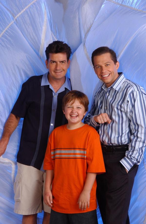 Bild 1 von 16: (3. Staffel) - Wahre Männer: Charlie (Charlie Sheen, l.), Alan (Jon Cryer, r.) und Jake (Angus T. Jones, M.) ...