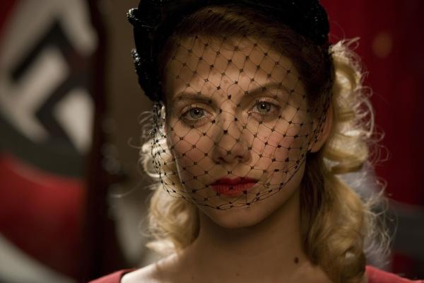 Bild 1 von 10: 1944: Shoshanna Dreyfus (Mélanie Laurent) betreibt nach dem Massaker unter dem Decknamen Emmanuelle Mimieux ein Kino in Paris - und träumt nur davon, Rache an dem Mörder ihrer Familie zu nehmen ...