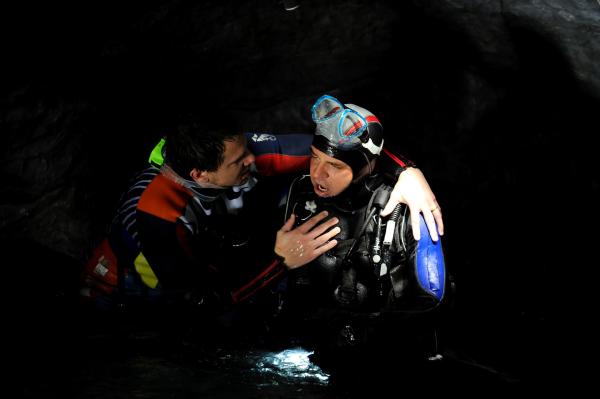 Bild 1 von 5: Paul (Daniel Keberle, l.) freut sich, dass Benno (Florian Fitz, r.) es zu ihm geschafft hat.