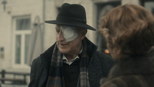 Bild 1 von 2: Auch alte Bekannte von Victor Decondé (Luc van Grunderbeeck), wie Stéphanie (Bernadette Mouzon) haben von seiner Erblindung erfahren. Um mit der Situation klar zu kommen, wird er häufig von einer unbekannten Frau unterstützt, die jedoch niemand je gesehen hat.