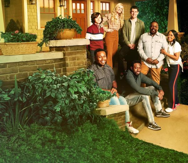 Bild 1 von 13: (im Uhrzeigersinn) Grover Johnson (Hank Greenspan); Gemma Johnson (Beth Behrs); Dave Johnson (Max Greenfield); Calvin Butler (Cedric the Entertainer); Tina Butler (Tichina Arnold); Malcolm Butler (Sheaun McKinney); Marty Butler (Marcel Spears)
