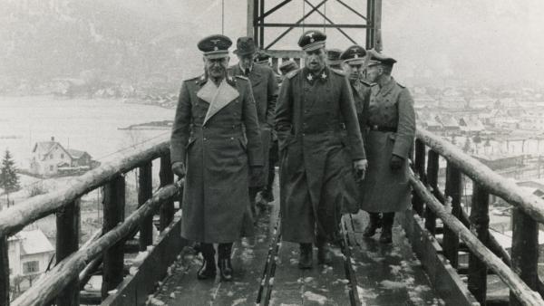 Bild 1 von 2: SS-General Hans Kammler (M.) auf dem Weg in eine rüstungstechnische Anlage bei Ebensee (1944).