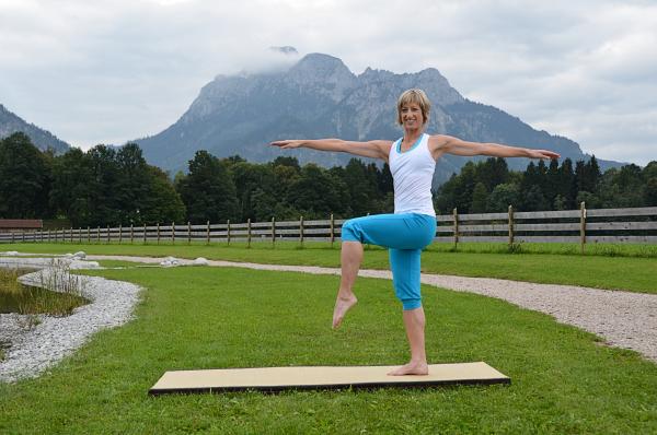 Bild 1 von 4: Gabi Fastner bei einer Stabilitätsübung.