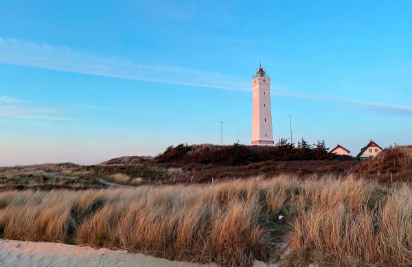 Bild 1 von 4: Steffi Gehrt ist Leuchtturmwärterin im Blavandshuk Fyr. Das Seezeichen ist ein beliebtes Ausflugsziel für Touristen und liegt am westlichsten Punkt Dänemarks. Seit 11 Jahren kümmert sich die gebürtige Deutsche um den Leuchtturm, der in diesem einen besonderen Geburtstag feiert. Vor 125 Jahren wurde das Blavandshuk Fyr in Betrieb genommen. Es ist noch immer ein wichtiges Seezeichen für die Schifffahrt, wird inzwischen aber vollautomatisch gesteuert. Steffi Gehrt kümmert sich hauptsächlich um die vielen Besucher.