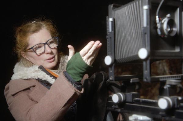 Bild 1 von 3: Die renommierte Fotografin Ricarda Roggan mit ihrer Plattenkamera: Sie entzieht sich mit ihrer Arbeit dem Tempo der Kunstbranche und hat es doch an die Spitze geschafft.