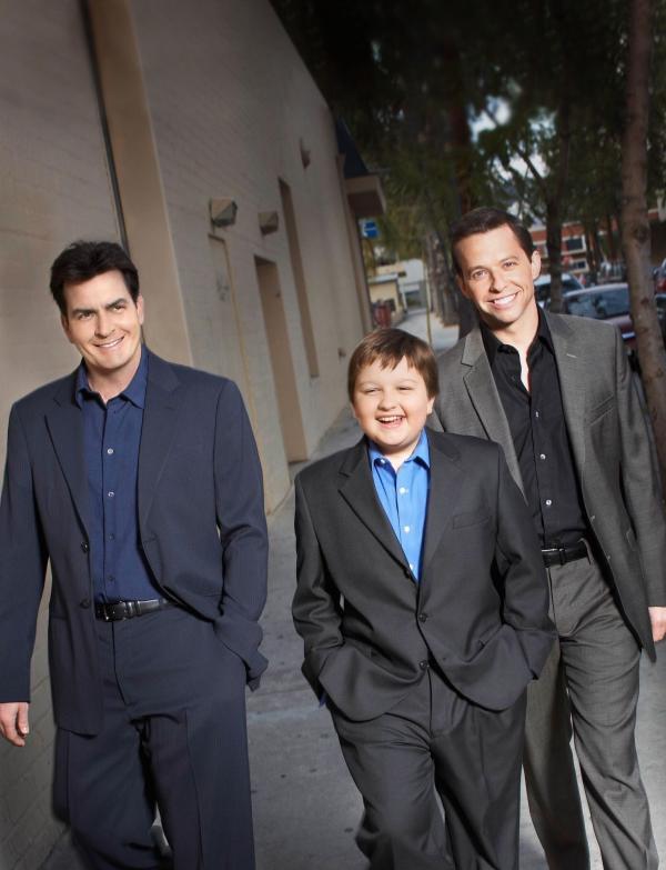 Bild 1 von 6: (8. Staffel) - Harte Männer: Charlie (Charlie Sheen, l.), Alan (Jon Cryer, r.) und Jake (August T. Jones, M.) ...
