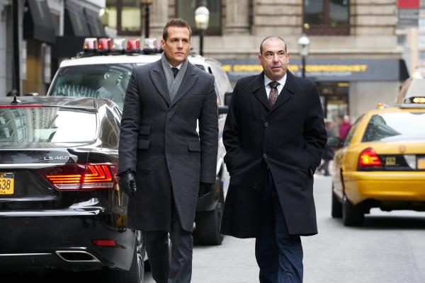 Bild 1 von 2: Harvey (Gabriel Macht,l.) und Louis (Rick Hoffmann) kämpfen darum, die Kanzlei  zu retten. Ehemalige Partner, die entlassen wurden, verklagen die Kanzlei wegen Rufschädigung.