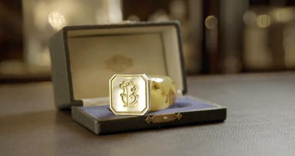 Bild 1 von 7: Mit dem Ende der Monarchie verlor der Status des Hoflieferanten seine Bedeutung, ja, er verkehrte sich ins Gegenteil. Was eben noch den exklusiven Zugang zum Wiener Hof und seinen tausenden Angehörigen garantiert hatte, war plötzlich ein Emblem von gestern. Im Bild: Petschaft des Staatsvertrags.