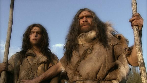 Bild 1 von 5: Zwei Neandertaler (Darsteller unbekannt) schauen in die Ferne.