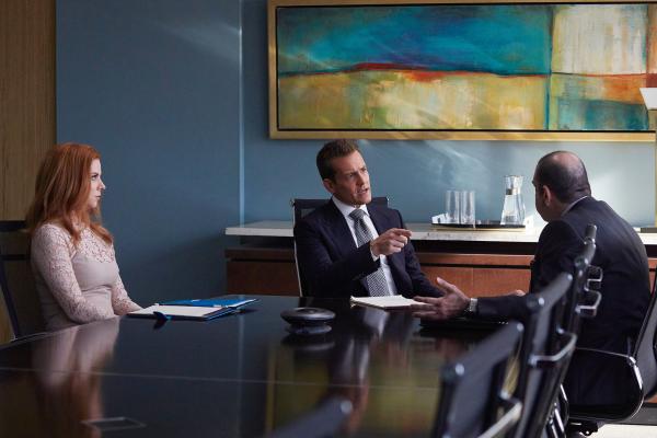 Bild 1 von 2: Donna (Sarah Rafferty) wird zur Senior-Partnerin befördert, aber diese Beförderung führt zu internen Spannungen und zu Diskussionen zwischen Harvey (Gabriel Macht, m.) und Louis (Rick Hoffmann).