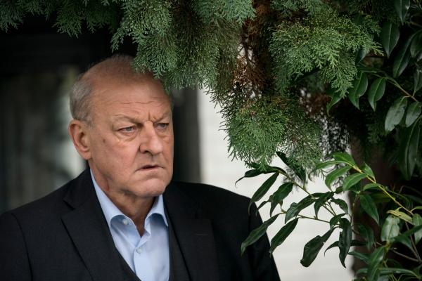 Bild 1 von 15: Wilsberg (Leonard Lansink) beobachtet, wie Hauptkommissarin Anna Springer und ihr Kollege Overbeck aus dem Haus der Wolffs kommen und davonfahren.