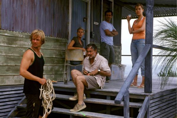 Bild 1 von 13: Kämpfen gegen eine ökologische Katastrophe: Kyle (Julian Weigend, l.), Elena (Sophie Schütt, 2.v.l.), Steve (Rolf Kanies, M.), Phil (Merab Ninidze, 2.v.r.) und Debbie (Mareike Fell, r.).