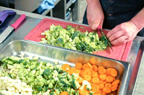 Bild 1 von 3: Metzgermeister Olli Häcker bereitet Gemüse für seine vegetarischen Maultaschen vor.