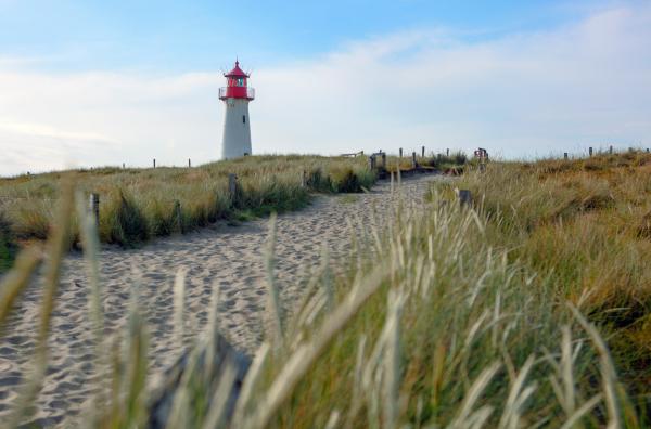 Bild 1 von 6: Der Leuchtturm auf Sylt ist einer der nördlichsten Deutschlands ? und typisches Wahrzeichen der deutschen Nordseeküste.