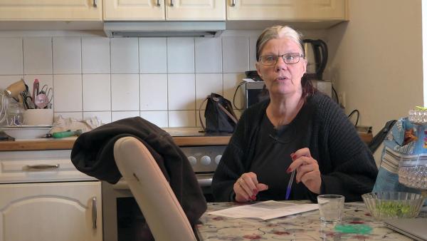 Bild 1 von 3: Beate muss die Formulare ausfüllen, wenn sie einen Behindertenausweis beantragen will
