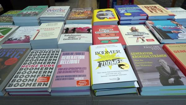 Bild 1 von 5: Büchertisch mit Generationensachbüchern und Generationenratgebern.