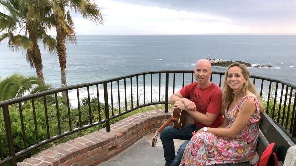 Bild 1 von 1: Moderatorin Tamina Kallert mit dem Musiker Dicki Fliszar in Laguna Beach.