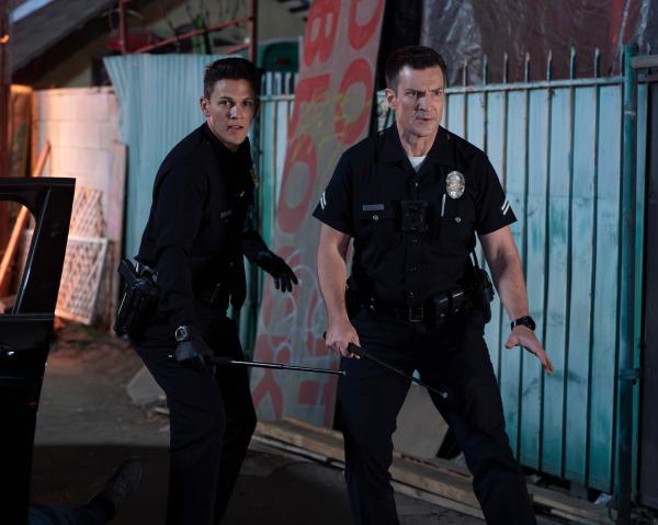 Bild 1 von 4: Der neue Rookie, namens Connor Craig (David Gridley, l.) macht  Officer Nolan (Nathan Fillion, r.) mit seinem unprofessionellen Verhalten ordentlich zu schaffen. Da Connors Lebenslauf zahlreiche Lücken aufweist, beginnt Nolan mit einer Hintergrundrecherche.