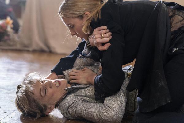 Bild 1 von 5: Dasha (Harriet Walter, l.); Villanelle (Jodie Comer,r.)