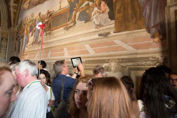 Bild 1 von 6: Professor Wemhoff fotografiert ein Wandgemälde in Rom.