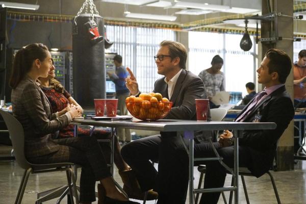 Bild 1 von 19: Was genau hat Isabellas (Yara Martinez, 2.v.l.) Assistentin Allison (Andrea Morales, l.) mit den Anschuldigungen zu tun? Bull (Michael Weatherly, 2.v.r.) und Benny (Freddy Roodriguez, r.) haben eine ganz bestimmte Vermutung ...