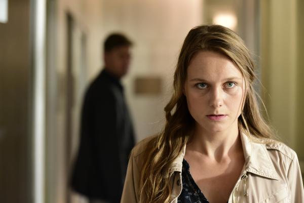 Bild 1 von 10: Bianca Leiss (Anna Unterberger) stattet Tomas Horvath einen Besuch im Krankenhaus ab - oder hat sie etwas ganz anderes vor?