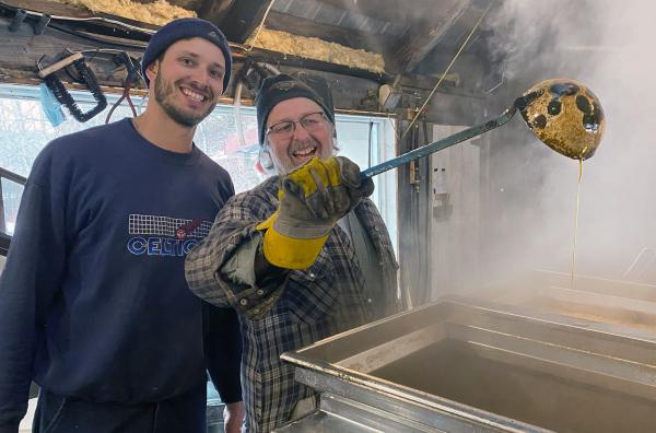 Bild 1 von 4: Martin Sabourin (re.) und sein Sohn Félix (li.) kochen gemeinsam jedes Frühjahr in großen Kesseln Baumwasser zu Ahornsirup ein.