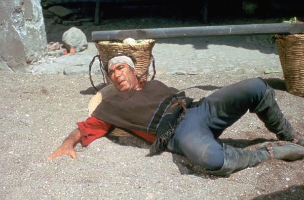 Bild 1 von 3: Leon Alastray (Anthony Quinn) und Vater Joseph werden bei ihrer Ankunft in San Sebastian von einem Mitglied des Yaqui-Stammes angegriffen.