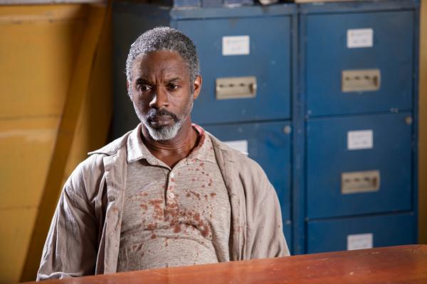 Bild 1 von 5: Nach einer schrecklichen Entdeckung sucht Emmet Peterson (Wil Johnson) verstört das Polizeirevier auf. Er glaubt, einen blutigen Mord begangen zu haben - doch kann sich an nichts mehr erinnern.