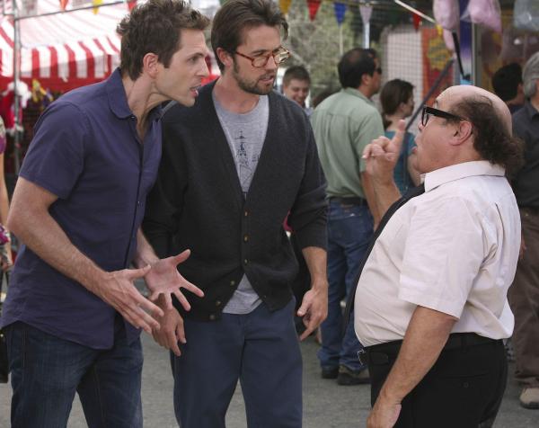 Bild 1 von 13: Als auch Mac (Rob McElhenney, M.) und Frank (Danny DeVito, r.) das ganz besondere System von Dennis (Glenn Howerton, l.) testen wollen, kommt es zum Chaos ...