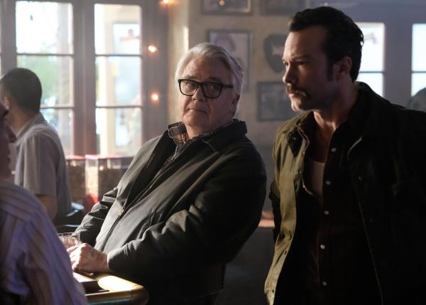 Bild 1 von 18: Richard Kowalski (Michael J. Harney, l.); Special Agent Mike Franks (Kyle Schmid, r.)