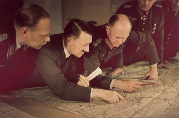 Bild 1 von 2: Hitler mit Alfred Jodl, Chef des Oberkommandos der Wehrmacht, bei einer Lagebesprechung in der \