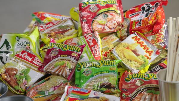 Bild 1 von 9: In Supermärkten sind Instantnudeln in unterschiedlichsten Geschmacksrichtungen erhältlich. Sebastian Lege deckt auf, was wirklich in den Billignudeln steckt.