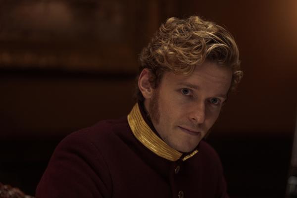 Bild 1 von 5: Captain Youngblood (Jacob Collins-Levy) unterstützt den Direktor der \