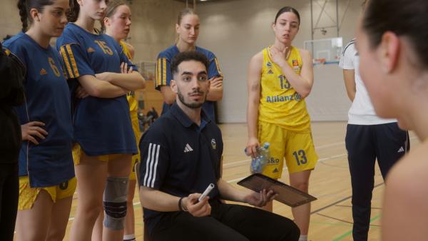 Bild 1 von 3: Trainer Fran schwört sein Team auf eine neue Spieltaktik ein.