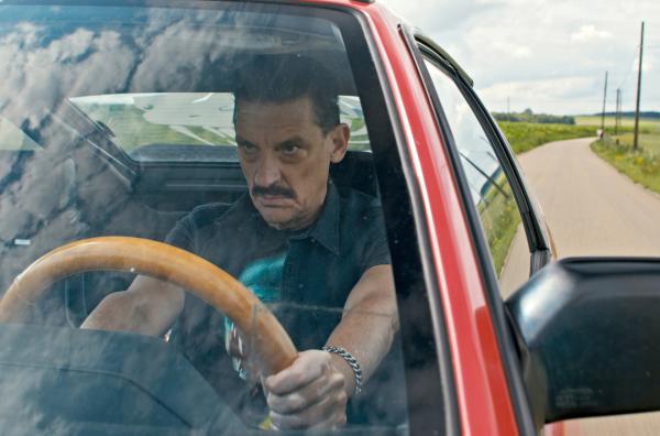 Bild 1 von 3: Serge (Peter Van den Begin) ist weder zu übersehen noch zu überhören. Das ist nicht gerade hilfreich bei der Planung eines Verbrechens ...