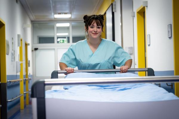 Bild 1 von 11: Fiona Wemuth (Zsa Zsa Hansen)