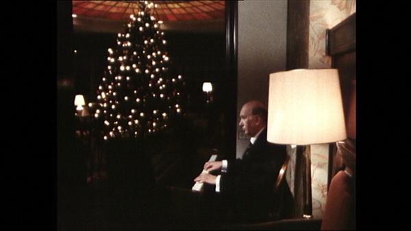 Bild 1 von 3: 1990: Der 72-jährige Simon Schott arbeitet seit vielen Jahrzehnten im Hotel Vier Jahreszeiten als Barpianist. Und nicht nur das: auch in der legendären \