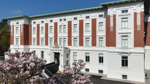 Bild 1 von 5: Im Bild: Das Landesklinikums Mauer ist auch für sein historisches und architektonisch außergewöhnliches Jugendstil-Ensemble bekannt.