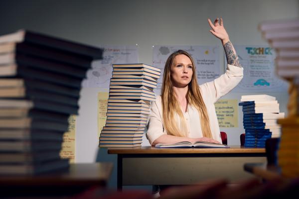 Bild 1 von 5: Die 30-jährige Sarah versucht nach jahrelangem Substanzmissbrauch, den Realschulabschluss am Bildungszentrum Herrmann Hesse in Frankfurt am Main zu schaffen.