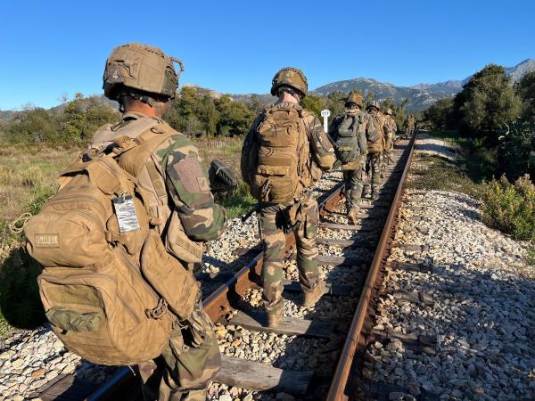 Bild 1 von 12: Die Fallschirmjäger der Legion zeichnen sich auch durch ihre enorme Kondition aus.