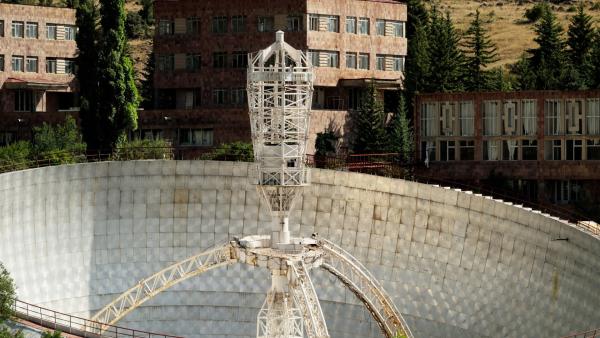 Bild 1 von 4: Ein Weltraumteleskop in den armenischen Bergen: Urknall vs. weggesprengter Hang.