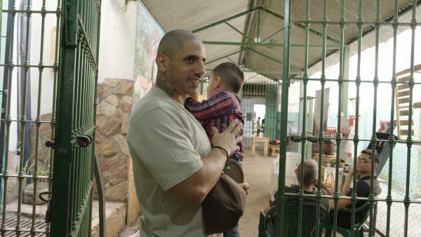 Bild 1 von 6: Gestrandet im Knast: Remy N. hat Besuch von seinem Sohn.