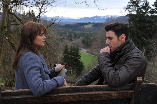 Bild 1 von 10: Sabrina (Sarah Elena Timpe, l.); Goran (SaÅ¡a Kekez, r.)