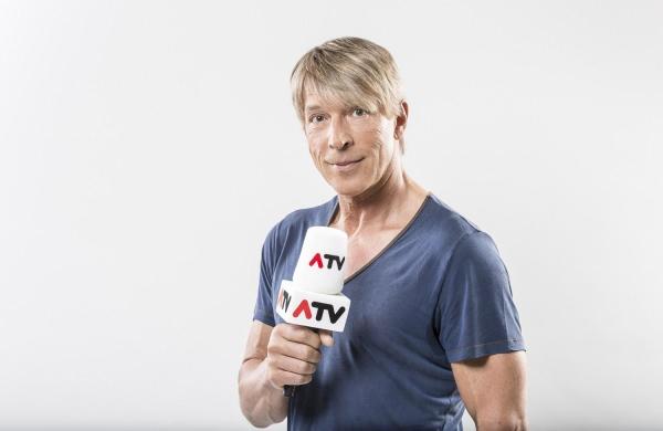 Bild 1 von 1: Er präsentiert Österreichs heißeste und angesagteste Events des Jahres: Österreichs bekanntester Society-Reporter Dominic Heinzl ...