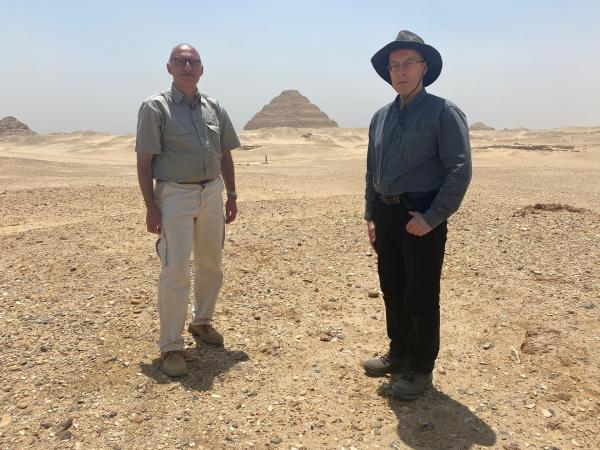 Bild 1 von 7: 300 Jahre lang bestatten die Alten Ägypter ihre Pharaonen in der Totenstadt Sakkara. Ein heiliger Ort - doch wurde hier auch der Leichnam von Alexander dem Großen begraben? Im Bild: Prof. Tarek Sayed Twafik (l.) und Andrew Chugg (r.)
