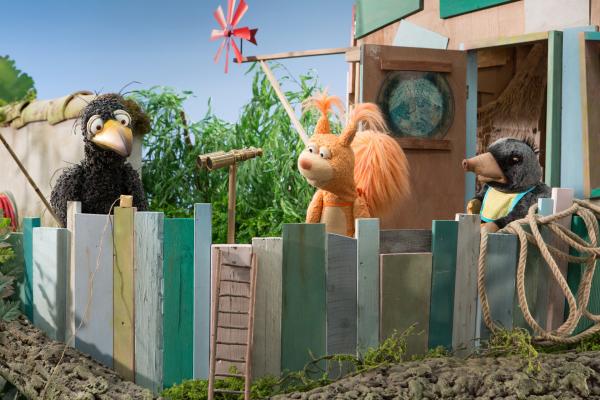 Bild 1 von 4: Rabe Rudi (Lennart Morgenstern), Ella (Anna Menzel) und Grete (Viviane Podlich) machen sich Sorgen um Buffo. Der ist beim Versteckspiel verlorengegangen.